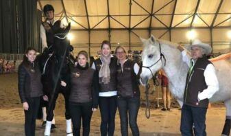 Die Pferdetrainer von Equinopathie in Graz mit Pferd Chelsea (schwarz) und Chicco (weiß) Foto Copyright Daniela Brescakovic