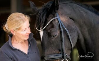 Gundula Lorenz mit ihrem Pferd / Anja Blum Pferdefotografie