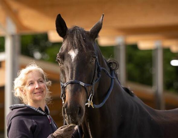 Gundula Lorenz mit ihrem Oldenburger Wallach Smiley. / Foto: Anja Blum