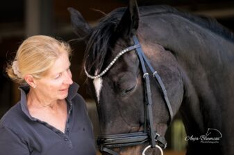 Gundula Lorenz mit ihrem Pferd / Anja Blum Pferdefotografie